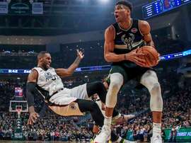 En la imagen, la estrella de los Bucks de Milwaukee Giannis Antetokounmpo (d). EFE/Tannen Maury/Archivo