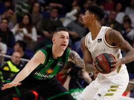 El pívot estadounidense Jordan Mickey (d) del Real Madrid defiende la posesión ante el pívot esloveno Alen Omic del Joventut Badalona, durante un partido. EFE/Javier Lizón/Archivo