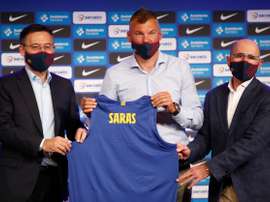 El nuevo entrenador lituano del FC Barcelona Basket, Sarunas Jasikevicus, junto al presidente del club, Josep Maria Bartomeu (i), y el directivo responsable de la sección de baloncesto, Joan Bladé (d), durante su presentación como nuevo entrenador del conjunto azulgrana. EFE/Alejandro García.