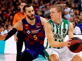 El escolta sueco Tobias Borg (d) del Coosur Real Betis, defiende la posesión ante el escolta Pau Ribas del Barcelona. EFE/Toni Albir/Archivo