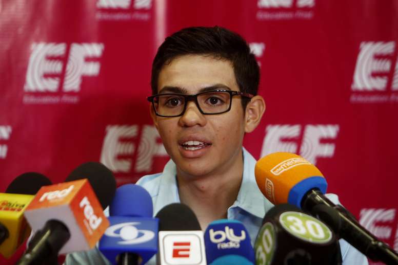 En la imagen un registro del ciclista colombiano Sergio Higuita, del equipo EF Education First, durante una rueda de prensa, en Medellín (Colombia). EFE/Luis Eduardo Noriega/Archivo