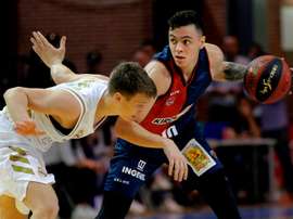 El jugador del Kirolbet Baskoia Lautaro López (d). EFE/Alberto Morante/Archivo