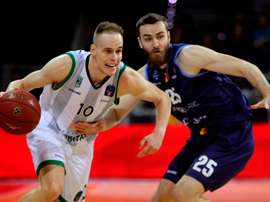 El base esloveno del Joventut, Klemen Prepelic (i), conduce el balón ante David Jelinek, alero checo del MoraBanc Andorra, durante un partido. EFE/ Fernando Galindo/Archivo