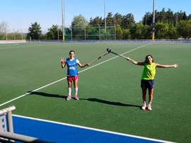 Bea Pérez (i) y Carmen Cano (d) en un campo de hockey del CAR de Madrid. EFE/Foto Federación de Hockey