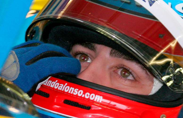 El piloto español Fernando Alonso de Renault, en una imagen de 2005 en el circuito japonés de Suzuka, Japón. EFE/Franck Robichon/Archivo