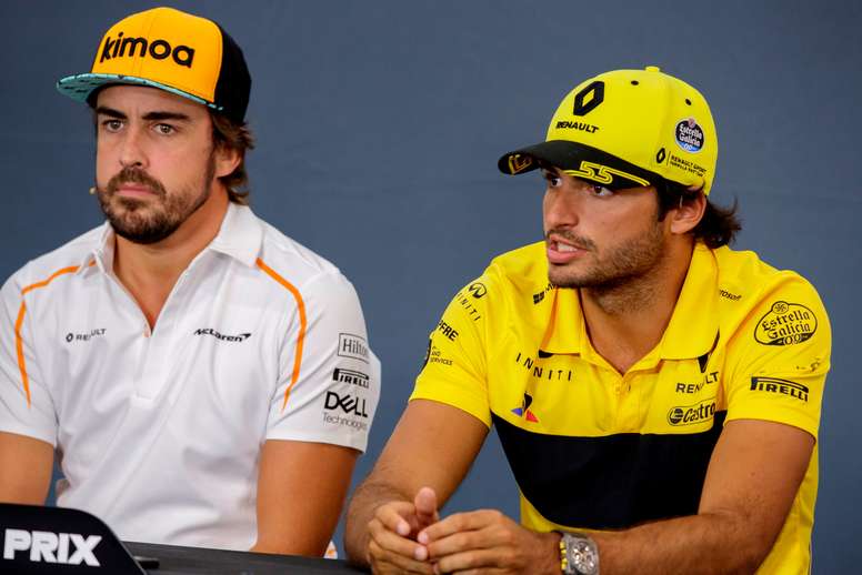 Los pilotos españoles Carlos Sainz (d) y Fernando Alonso (i), en una imagen de archivo. EFE/ Valdrin Xhemaj/Archivo