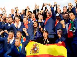 El equipo de Europa de la Ryder Cup, celebra con los greenkiper su victoria en en Torno en 2018 EFE/LUIS TEJID/Archivo