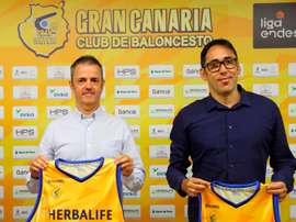 El Herbalife Gran Canaria presentó este jueves a sus nuevos entrenador, Profirio Fisac (i), y director deportivo, Willy Villar (d). EFE/ Elvira Urquijo A.
