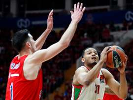 El base francés del CSKA Moscú Nando de Colo (i) trata de bloquear una jugada del alero estadounidense del Baskonia Shavon Shields (d). EFE/ Yuri Kochetkov/Archivo