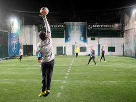 Un futbolín humano con distancia social, alternativa en Argentina. EFE