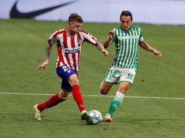 Guardado, de rozar el gol a irse lesionado. EFE