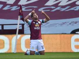 Trezeguet abandera la esperanza en Villa Park. EFE