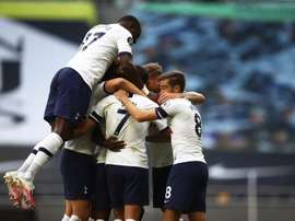 El Tottenham remonta al Arsenal en el campo y en la clasificación. EFE