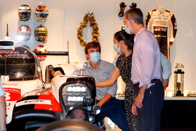 Los reyes Felipe (d) y Letizia (c), junto al piloto español de Fórmula 1 Fernando Alonso (i), durante su visita al Museo y Circuito Fernando Alonso, este jueves en Llanera. Los reyes cierran hoy en Asturias su gira por las comunidades autónomas para agradecer el esfuerzo de la ciudadanía y de los principales sectores económicos durante la pandemia del coronavirus. EFE/Ballesteros