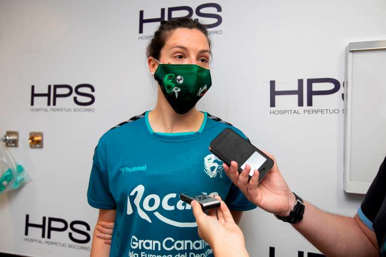El Rocasa Gran Canaria presenta a su nuevo fichaje, la jugadora internacional uruguaya Iara Grosso, tras pasar las pruebas médicas de esfuerzo.. EFE/Quique Curbelo