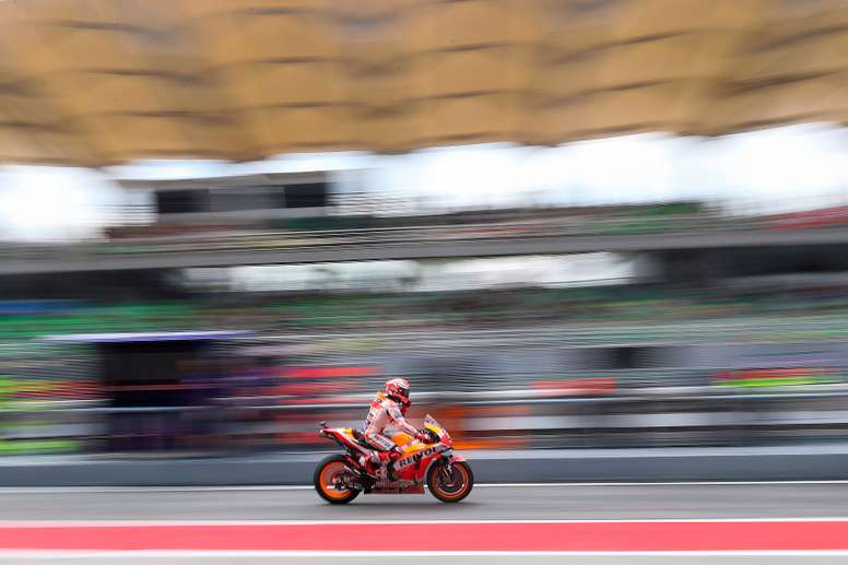 El piloto español de MotoGP Marc Márquez, de Repsol Honda, durante un entrenamiento libre para el Gran Premio de Motociclismo de Malasia, en el Circuito Internacional de Sepang.EFE/ Fazry Ismail/Archivo