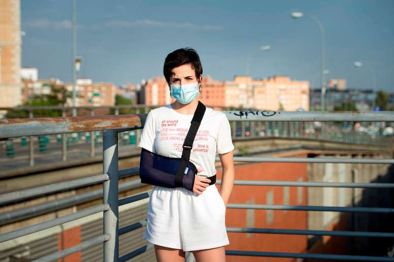 La patinadora sobre hielo española Sara Hurtado posaba para el fotógrafo de EFE a su llegada a la estación de Atocha, Madrid, el pasado jueves. EFE/Luca Piergiovanni