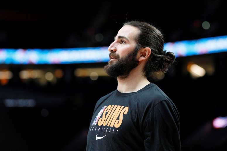 En la imagen un registro del base español de los Suns de Phoenix, Ricky Rubio, quien aportó 15 puntos y 9 asistencias en el triunfo de su equipo 125-112 sobre los Wizards de Washington. EFE/ Soobum Im/Archivo