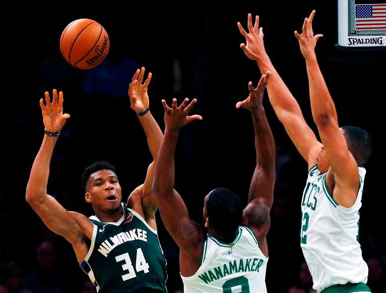 En la imagen, el jugador de los Bucks de Milwaukee Giannis Antetokounmpo (i) enfrenta a sus rivales de los Celtics de Boston Brad Wanamaker (c) y Grant Williams (d). EFE/Cj Gunter/Archivo