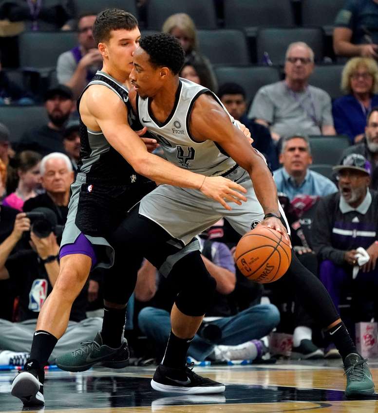En la imagen, el jugador serbio Bogdan Bogdanovic (i), de los Kings de Sacramento, ante el escolta DeMar DeRozan (d), de los Spurs de San Antonio. EFE/John G. Mabanglo/Archivo