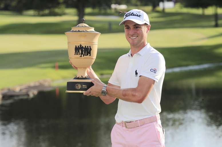 El golfista estadounidense Justin Thomas fue registrado este domingo al levantar el trofeo del torneo World Golf Championships-FedEx St. Jude Invitational, en Memphis (Tennessee, EE.UU.). EFE/Tannen Maury