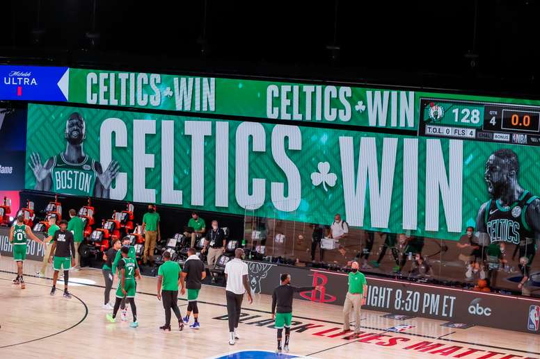 Jugadores de los Celtics de Boston fueron registrados este domingo al celebrar su triunfo sobre los Trail Blazers de Portland, en el complejo deportivo ESPN Wide World, en Kissimmee (Florida, EE.UU.) EFE/Erik S. Lesser