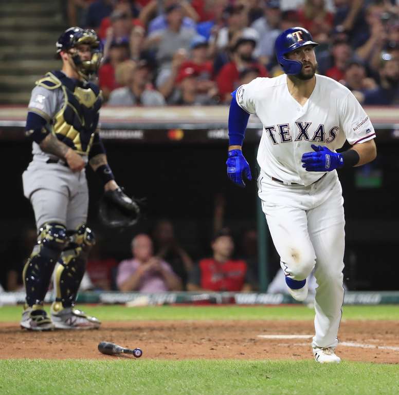 En la imagen un registro de Joey Gallo, guardabosques de los Vigilantes de Texas, quien aportó un jonrón de tres carreras en el triunfo de su equipo 9-5 sobre los Gigantes de San Francisco EFE/Tannen Maury/Archivo