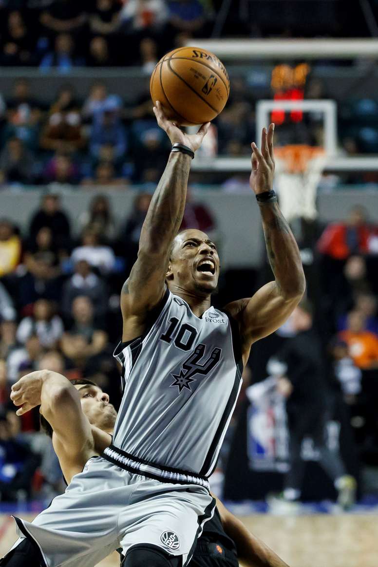 En la imagen un registro de DeMar DeRozan, escolta de los Spurs de San Antonio, quien anotó los dos tiros libres que definieron el triunfo de su equipo 108-106 sobre los Grizzlies de Memphis. EFE/José Méndez/Archivo