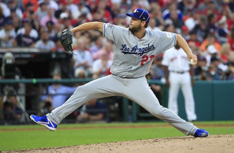 En la imagen un registro de Clayton Kershaw, lanzador abridor de los Dodgers de Los Ángeles, quien trabajó cinco entrada, cedió tres imparables y ponchó a seis bateadores para acreditarse el triunfo de su equipo 3-0 sobre los Diamondbacks de Arizona. EFE/Tannen Maury/Archivo