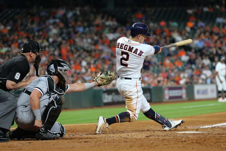 En la imagen un registro de Alex Bregman (d), tercera base de los Astros Houston, quien remolcó la carrera de la victoria de su equipo 6-5 sobre los Angelinos de Los Ángeles. EFE/Jorge Campos/Archivo