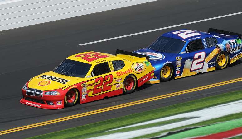 En la imagen un registro del automóvil que conduce el piloto estadounidense Brad Keselowski (d), quien se impuso este domingo en el New Hampshire Motor Speedway y sumó su tercera victoria de la temporada en la fórmula NASCAR . EFE/Gerardo Mora/Archivo