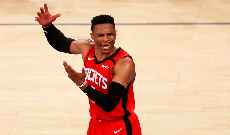 En la imagen un registro de Russell Westbrook, base estrella de los Rockets de Houston, quien aportó 31 puntos en el trinfo de su equipo 120-116 sobre los Bucks de Milwaukee. EFE/Jason Szenes/Archivo