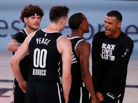 Timothe Luwawu-Cabarrot (d) de los Nets de Brooklyn celebra con sus compañeros de equipo, en el ESPN Wide World of Sports Complex en Kissimmee, Florida (EE.UU.), hoy 4 de agosto de 2020. EFE/Erik S. Lesser