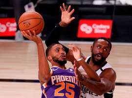 El triunfo permitió a los Suns ponerse con marca de 3-0, el primer equipo que lo consigue en la burbuja de Orlando y se mantienen en la lucha de alcanzar los playoffs dentro de la Conferencia Oeste. EFE /ERIK S. LESSER