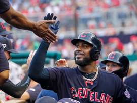 En la imagen un de Franmil Reyes, bateador designado dominicano de los Indios de Cleveland, quien aportó un jonrón de dos carreras en el triunfo de su equipo 4-2 sobre los Rojos de Cincinnati. EFE/Erik S. Lesser/Archivo