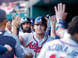 En la imagen un registro de Austin Riley (c), antesalista de los Bravos de Atlanta, quien aportó un jonrón de tres carreras en el triunfo de su equipo 10-1 sobre los Azulejos de Toronto. EFE/Erik S. Lesser/Archivo