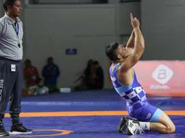 En la imagen, el panameño Alvis Almendra Jiménez (d) celebra al ganar la medalla de bronce en la competencia lucha grecorromana en la categoría de hasta 87 kg hoy, el 5 de junio de 2018. EFE/Martin Alipaz/Archivo