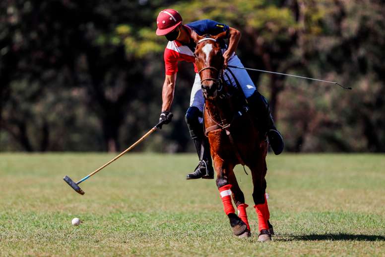 Un jinete del Aca Caraya Polo Club participa en un entrenamiento el 6 de agosto de 2020 en el Regimiento de Caballería N° 4 Acá Carayá en Asunción (Paraguay). EFE/Nathalia Aguilar