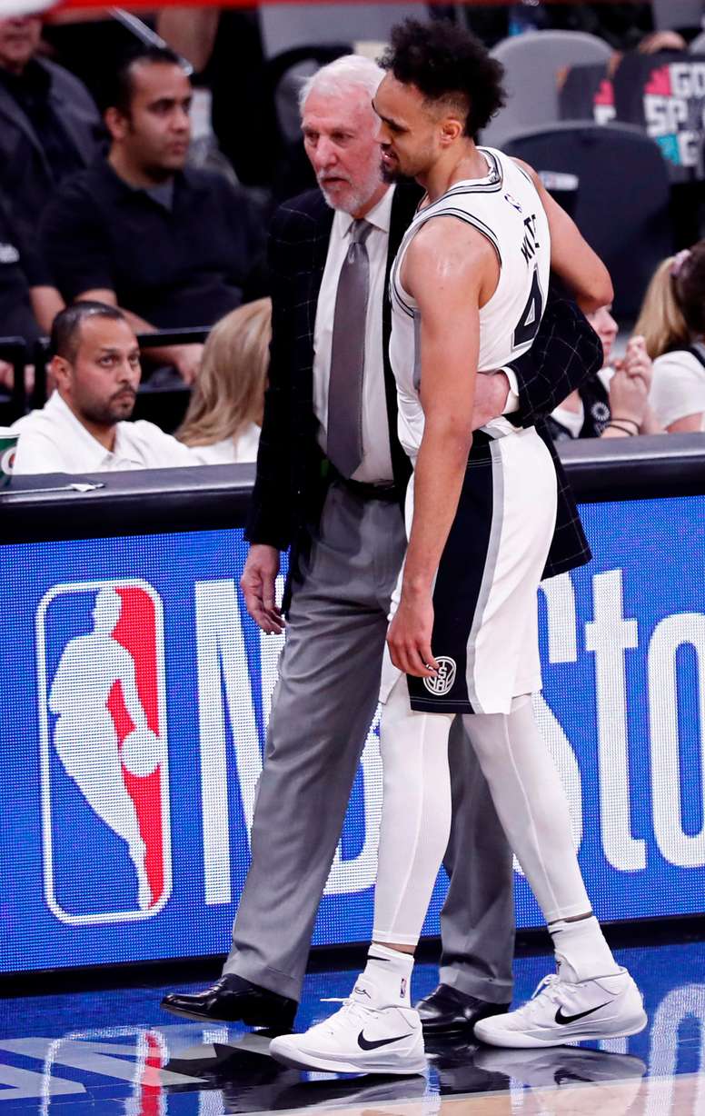 En la imagen, el jugador de los Spurs de San Antonio Derrick White (d), junto a su entrenador, Gregg Popovich (i). EFE/Larry W. Smith/Archivo
