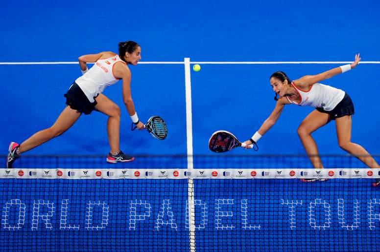 Las gemelas María Pilar (i) y María José Sánchez Alayeto, durante el partido ante Marta Ortega y Beatriz González, en la final del Adeslas Open de Madrid del World Padel Tour, este domingo en el Madrid Arena. EFE/J.J. Guillén