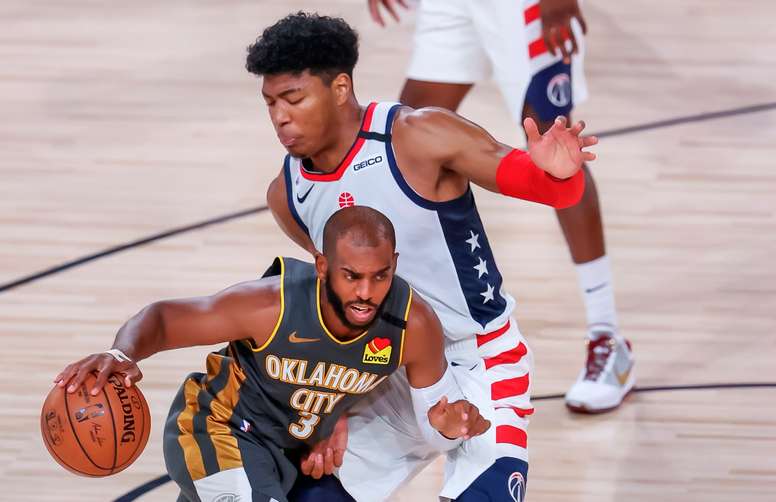 El guardia de los Thunder de Oklahoma City, Chris Paul (i) en acción contra el delantero de los Wizards de Washington, Rui Hachimura de Japón (d) durante el tercer cuarto del juego de baloncesto de la NBA entre los Wizards de Washington y los Thunder de Oklahoma City. EFE/EPA/ERIK S. LESSER