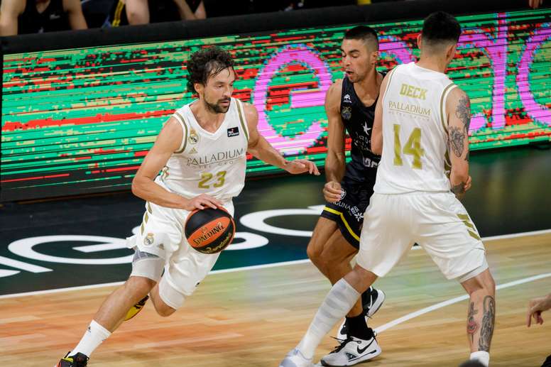 El escolta del Real Madrid, Sergio Llull (i), durante el partido ante el Iberostar Tenerife,correspondiente a las semifinales de la Supercopa de baloncesto de la liga ACB disputado en el pabellón Santiago Martín de La Laguna (Tenerife). EFE/Ramón de la Rocha