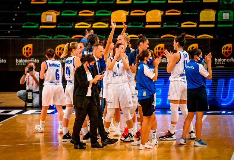 Las jugadoras de Perfumerías Avenida celebran la victoria ante Spar Girona tras el partido correspondiente a la semifinal de la Supercopa femenina 2020, este sábado en Bilbao. EFE/ Javier Zorrilla