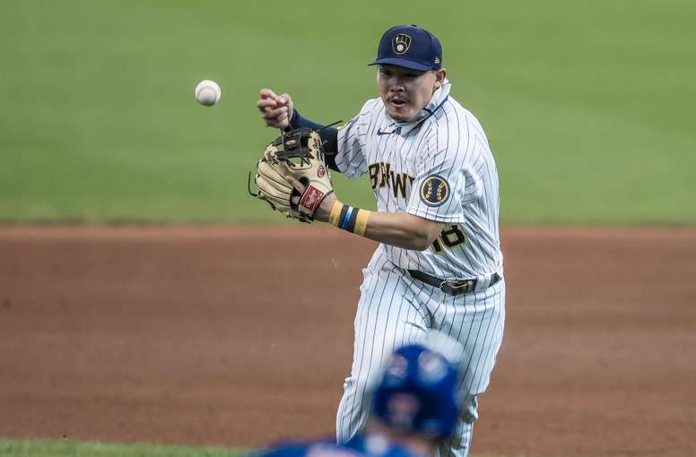 En la imagen, el segunda base Keston Hiura de los Cerveceros de Milwaukee. EFE/Tannen Maury/Archivo