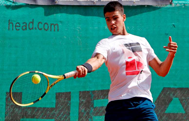 El considerado por muchos la joya del tenis español, el murciano Carlos Alcaraz, de solo 17 años, viaja hoy a París con muchas expectativas para disputar la fase previa de su primer Grand Slam, Roland Garros, de la mano de su entrenador, el exnúmero 1 del mundo Juan Carlos Ferrero. EFE/MORELL