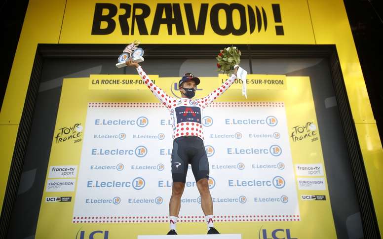 El ciclista ecuatoriano del equipo Ineos Grenadiers, Richard Carapaz, fue registrado este jueves al lucir la camiseta de los premios de montaña del Tour de Francia, al final de la etapa 18, en La Roche-sur-Foron (Francia). El ecuatoriano llegó segundo en la etapa y asumió el liderato de la montaña. EFE/Stephane Mahe
