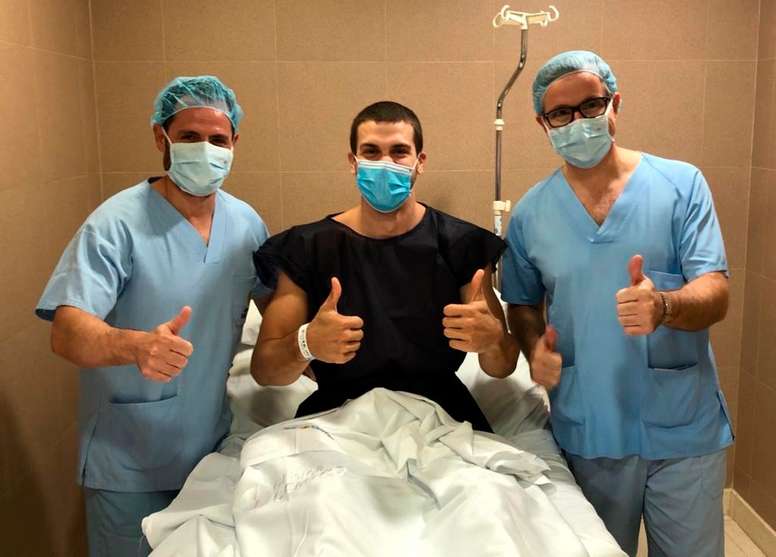 Dejan Todorovic, jugador del Iberostar Tenerife, ha sido intervenido con éxito en Clínica CEMTRO de su rodilla izquierda por los doctores Manuel Leyes y César Flores. EFE/Clínica CEMTRO