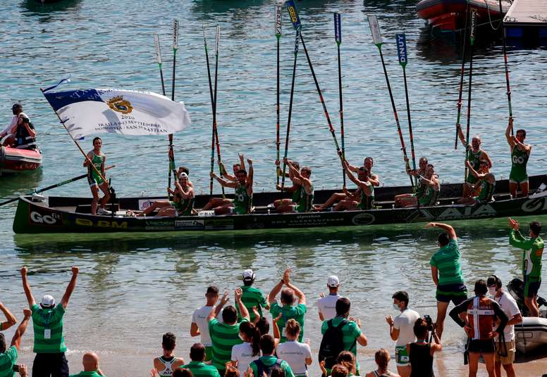 La tripulación de Hondarribia celebraba su victoria en la tanda de honor de la segunda y definitiva jornada de la regata de La Concha, la prueba más importante de la temporada de remo del Cantábrico, el pasado domingo 13 de septiembre. EFE/Juan Herrero.