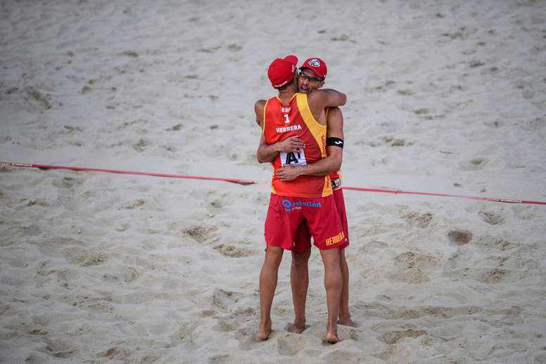 Los españoles Adrián Gavira y Pablo Herrera Allepuz celebran su victoria en un partido. EFE/Christian Bruna/Archivo