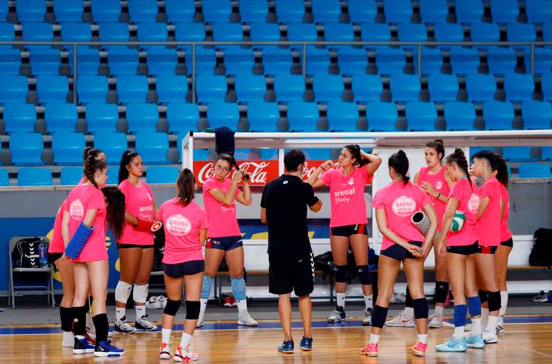El único club de voleibol de España que tiene a sus equipos masculino y femenino en la élite, el Arenal Emevé de Lugo, le ha dado una vuelta a las campañas de socios tradicionales con la implementación de una nueva figura, la del Jugador#7: abonados que estarán representados en el pabellón por figuras de cartón, una iniciativa que aportará colorido a la grada y dinero al equipo. EFE/ Eliseo Trigo